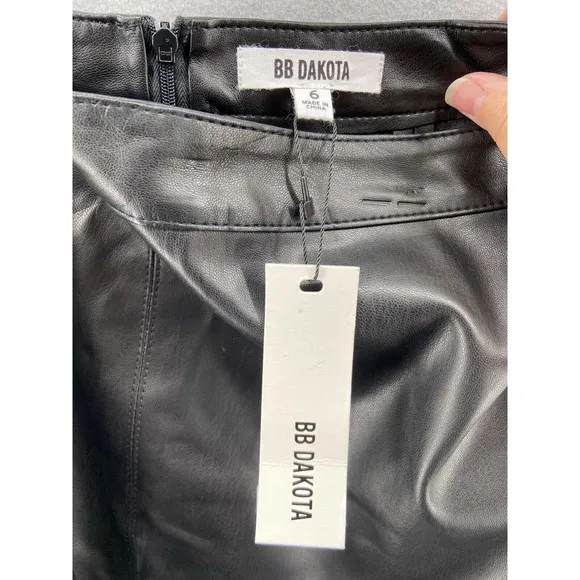 BB Dakota Skirt Womens Sz 6 Black Mini Faux Leather Ruffle Bottom