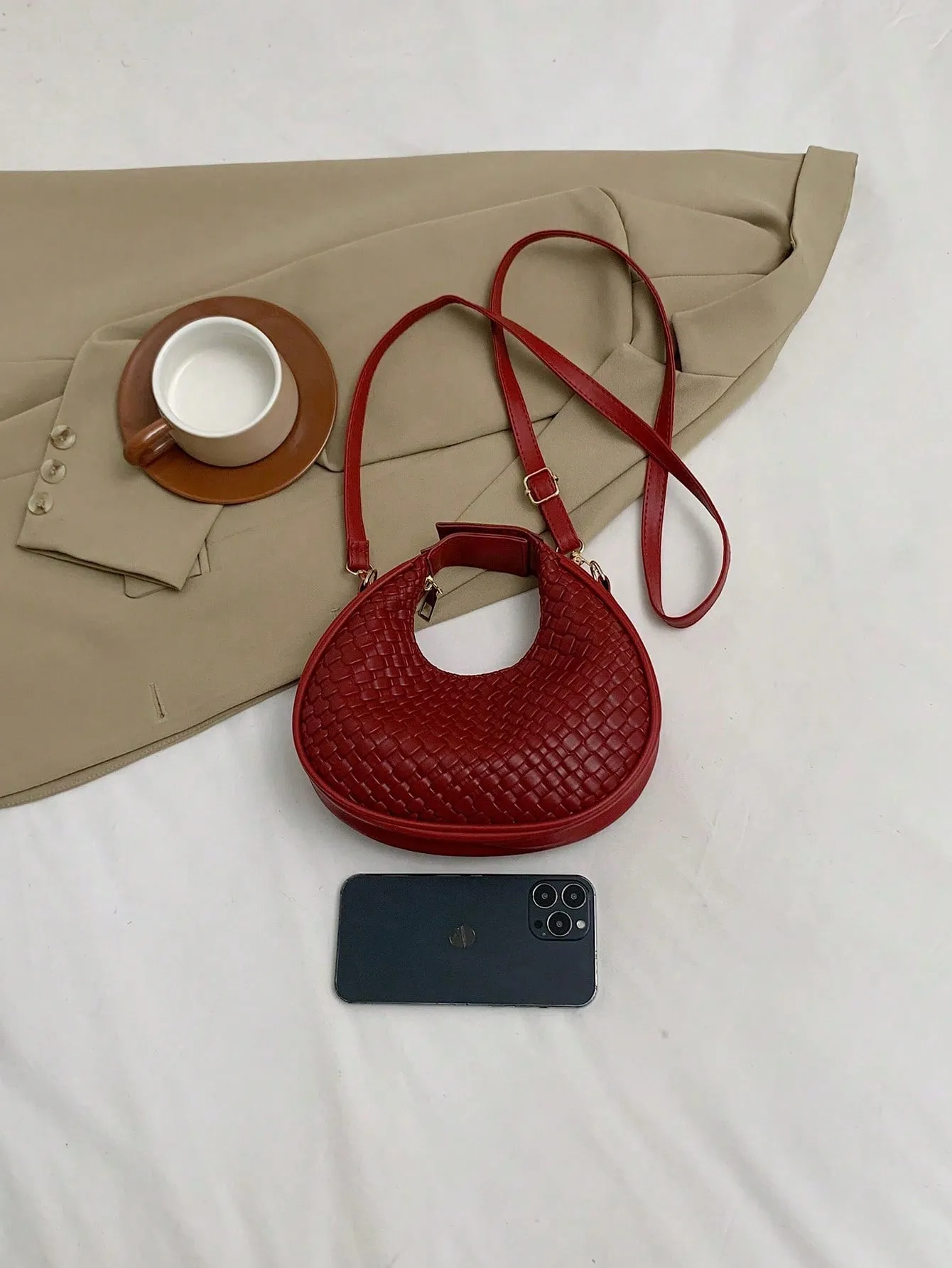 Fashionable Women's Shoulder Bag, Adjustable Strap, Zipper Closure