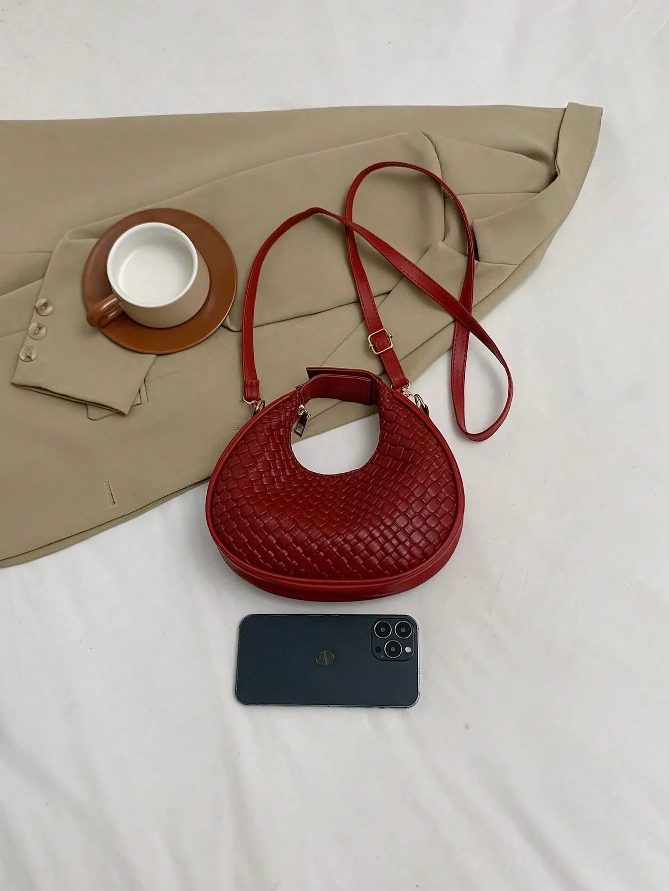 Fashionable Women's Shoulder Bag, Adjustable Strap, Zipper Closure