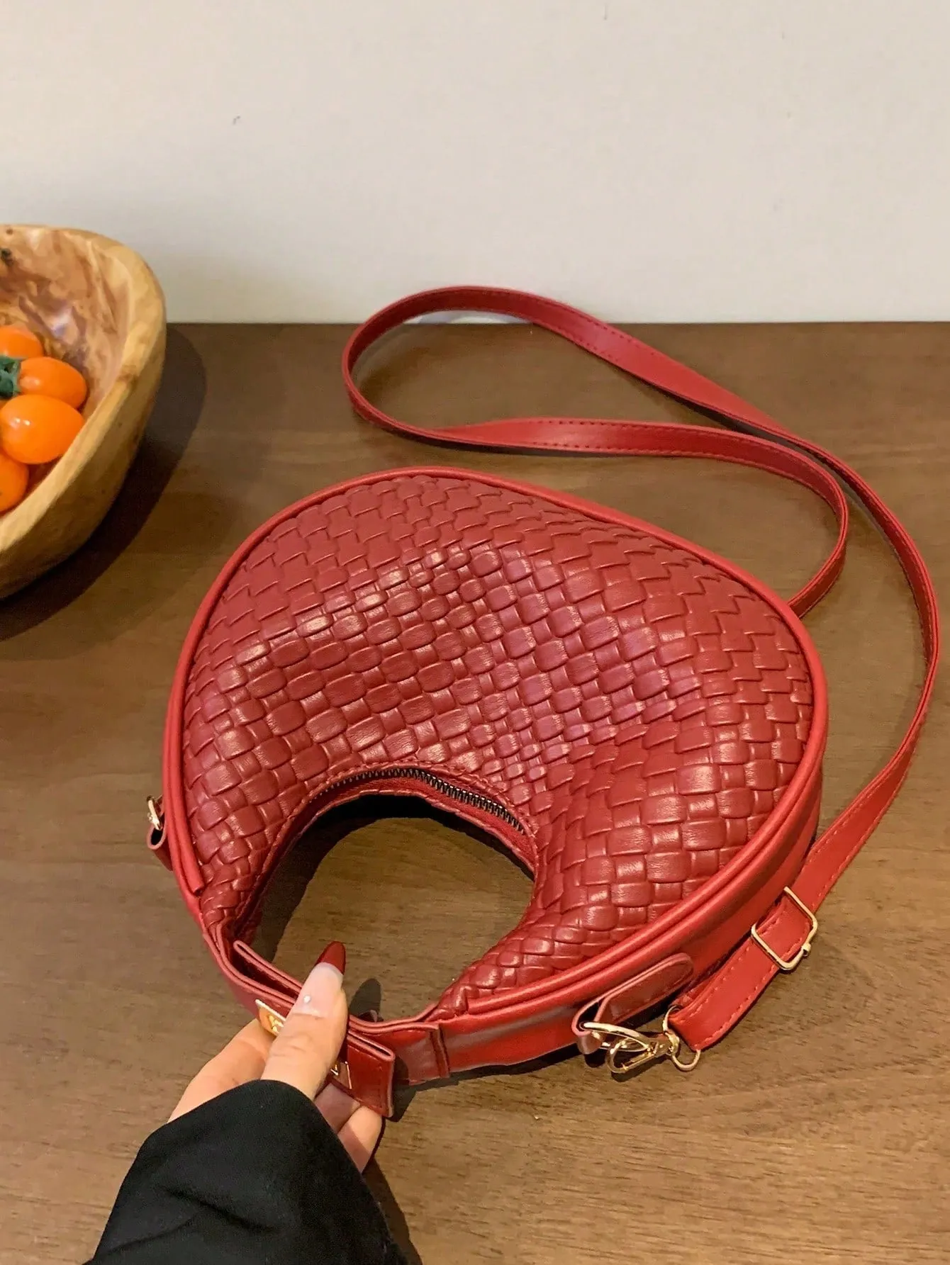Fashionable Women's Shoulder Bag, Adjustable Strap, Zipper Closure