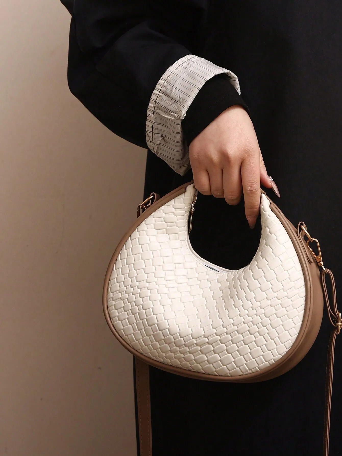 Fashionable Women's Shoulder Bag, Adjustable Strap, Zipper Closure