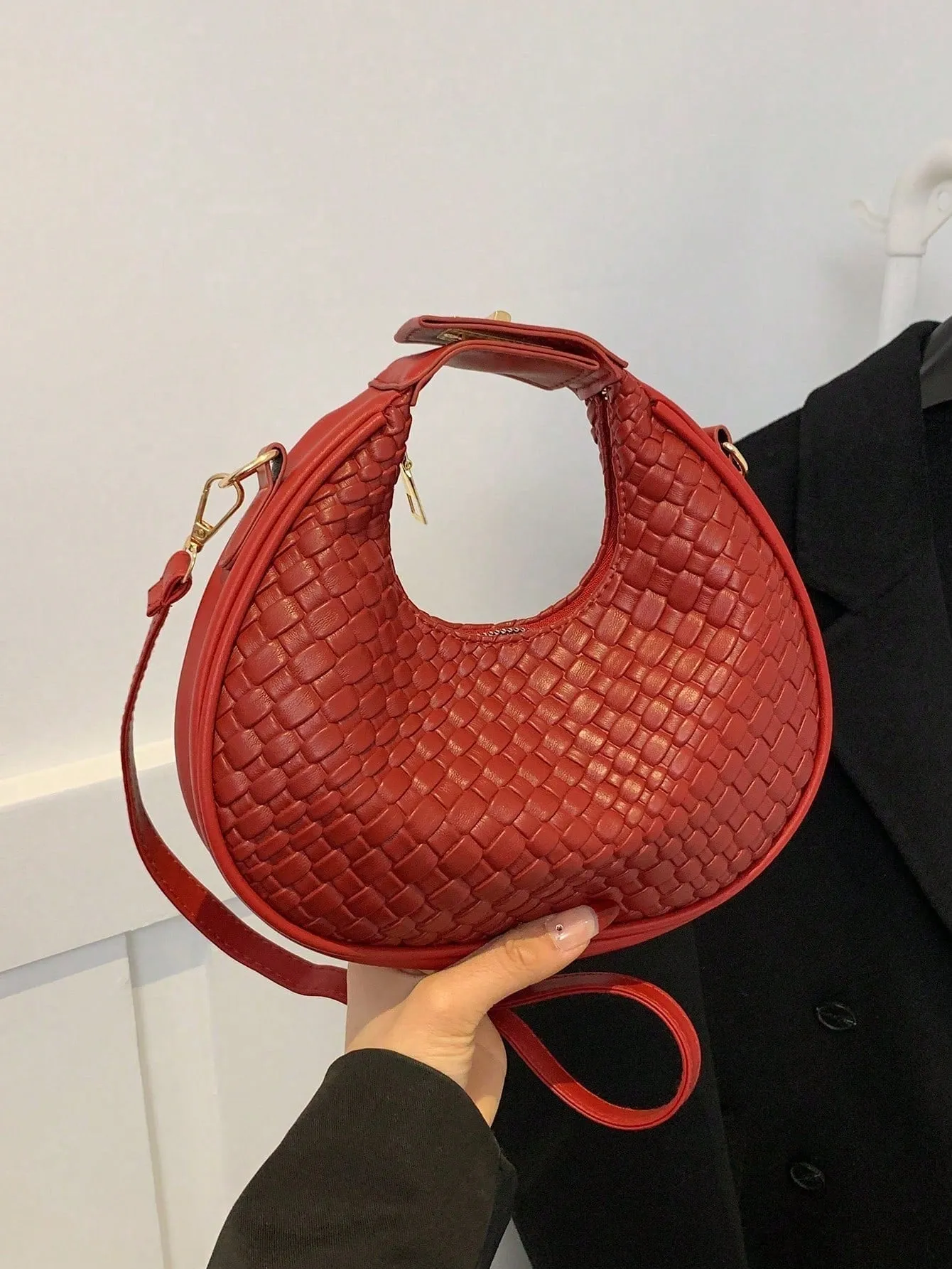 Fashionable Women's Shoulder Bag, Adjustable Strap, Zipper Closure