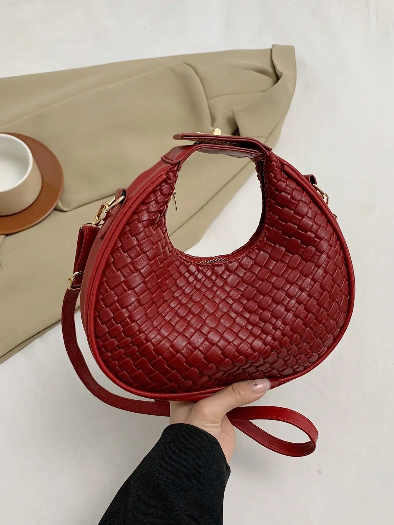 Fashionable Women's Shoulder Bag, Adjustable Strap, Zipper Closure