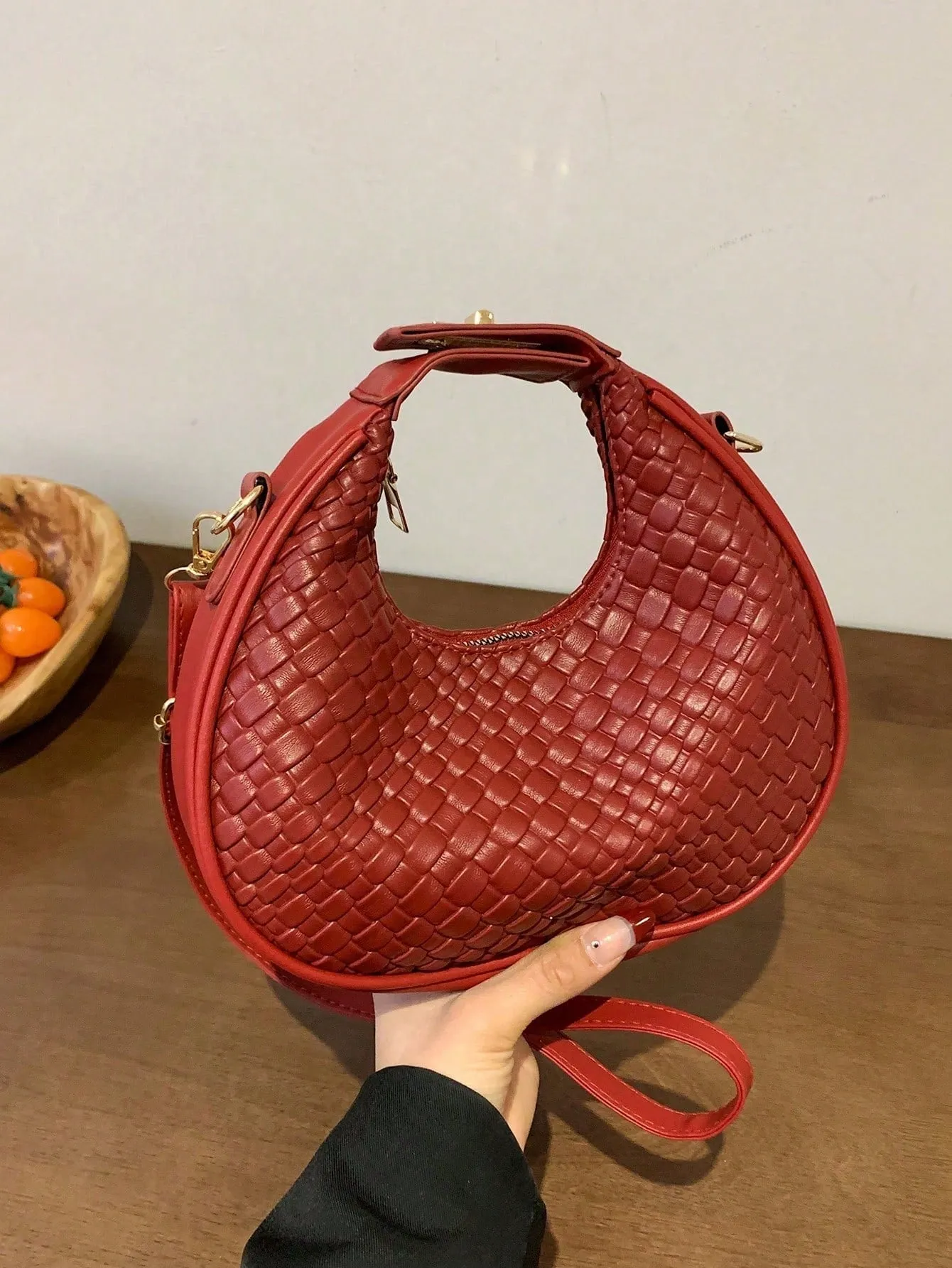 Fashionable Women's Shoulder Bag, Adjustable Strap, Zipper Closure