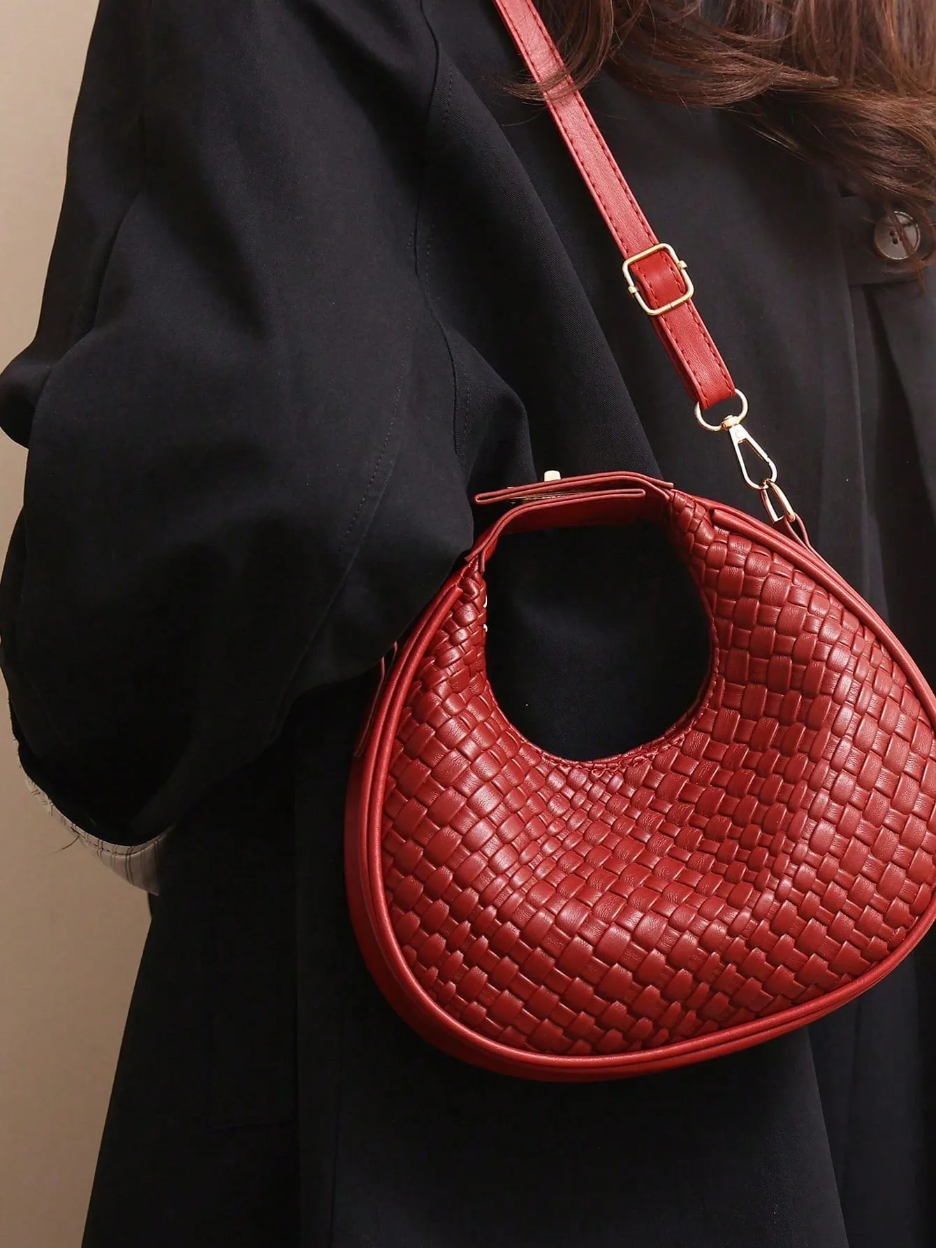 Fashionable Women's Shoulder Bag, Adjustable Strap, Zipper Closure