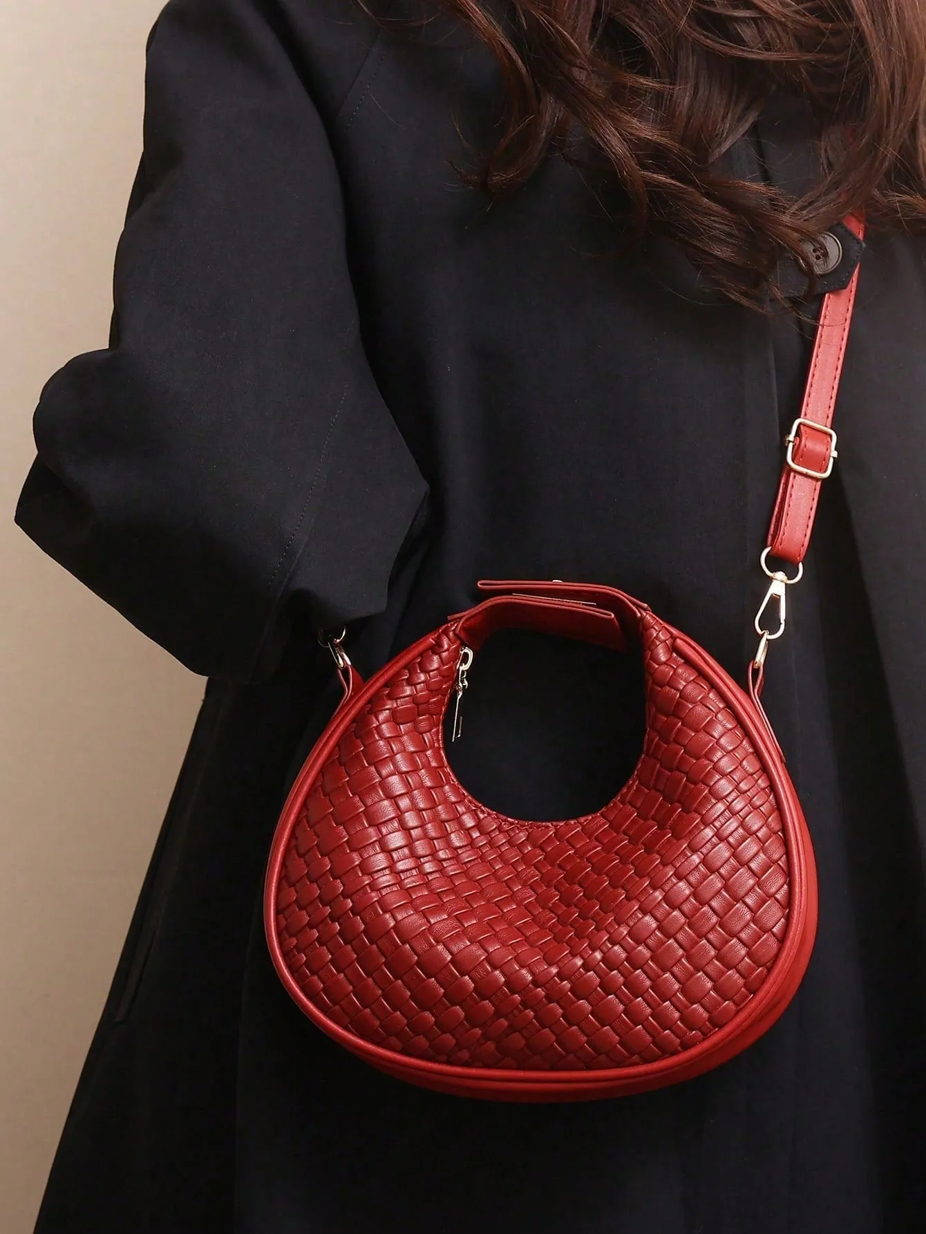 Fashionable Women's Shoulder Bag, Adjustable Strap, Zipper Closure