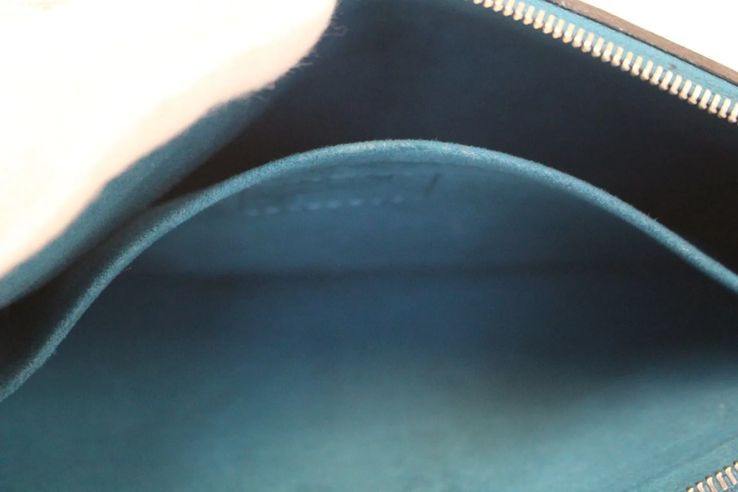 LOUIS VUITTON Neverfull MM Cyan Epi Leather Pouch  TT1690