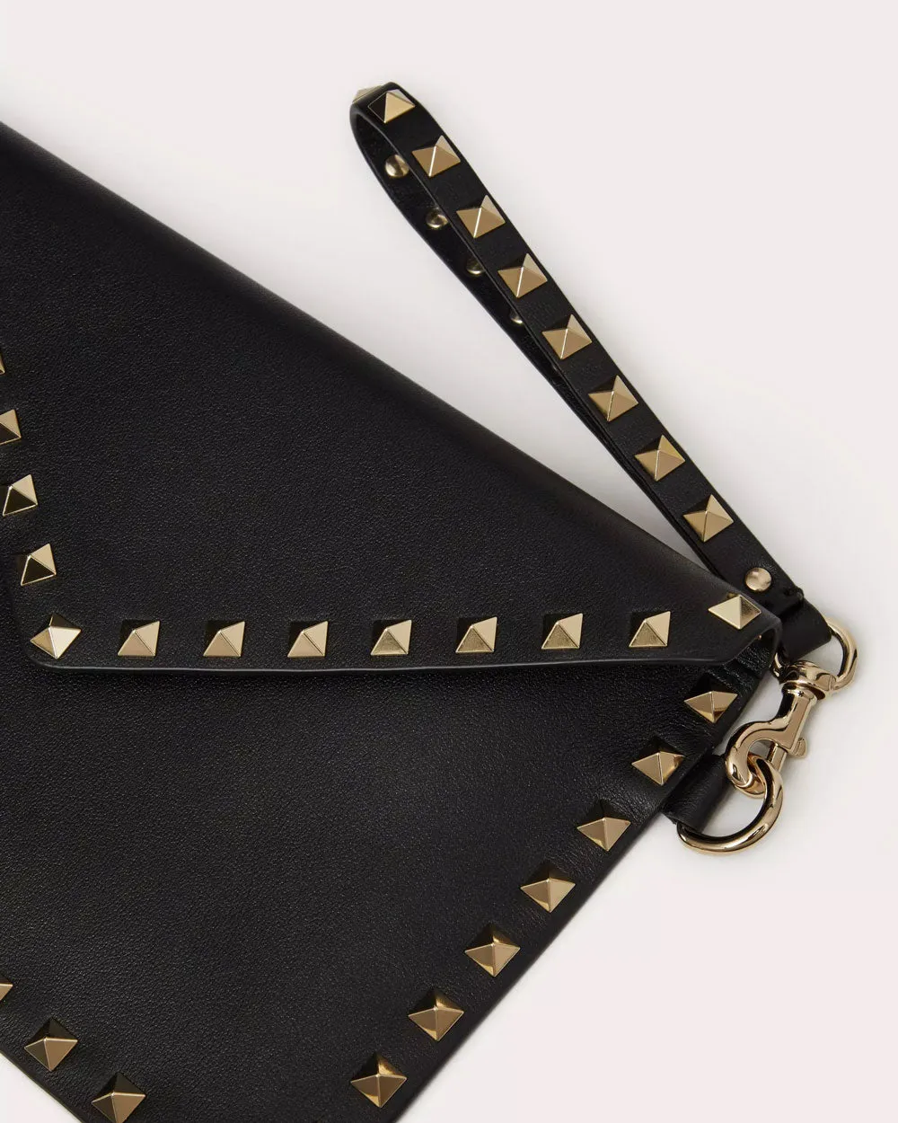 Medium Rockstud Leather Pouch with Strap in Nero
