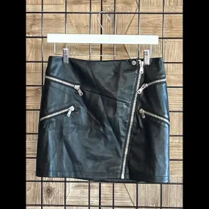 NWT Avec Les Filles Womens Faux Leather Skirt Sz 4 Black Zipper Mini Gothcore