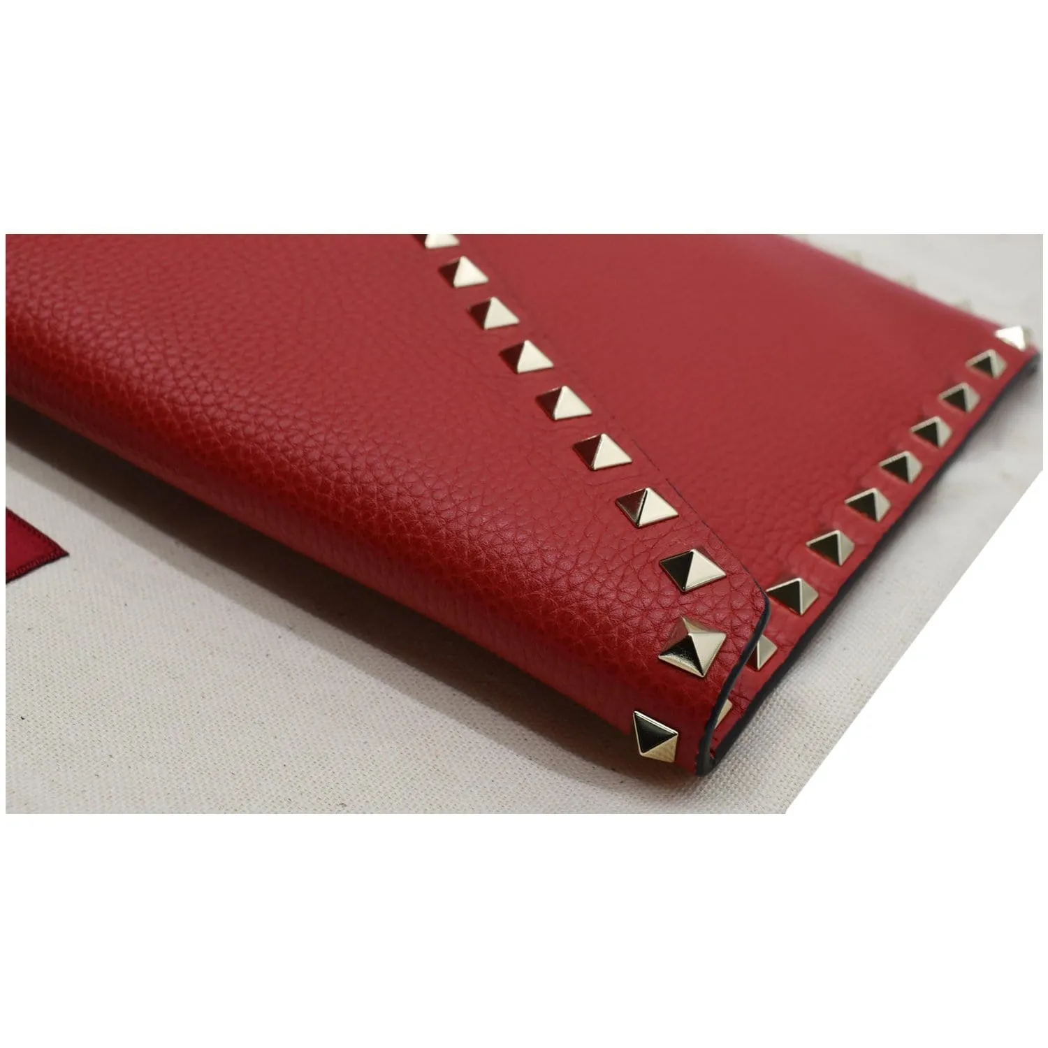 VALENTINO Garavani Rockstud Grainy Envelope Pouch Red