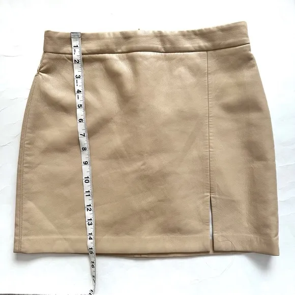 Wilfred Aritzia Patio Mini Skirt Faux Leather in Cream Size 4