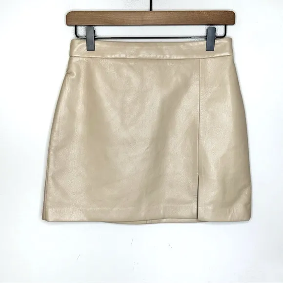 Wilfred Aritzia Patio Mini Skirt Faux Leather in Cream Size 4